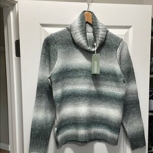 New Aventura Grey and white Turtleneck Sweater size small